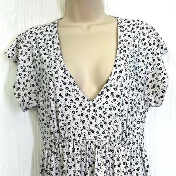 Urban Outfitters - Julia Black And White Floral Ruffle Mini Dress Size Medium - Picture 4 of 10